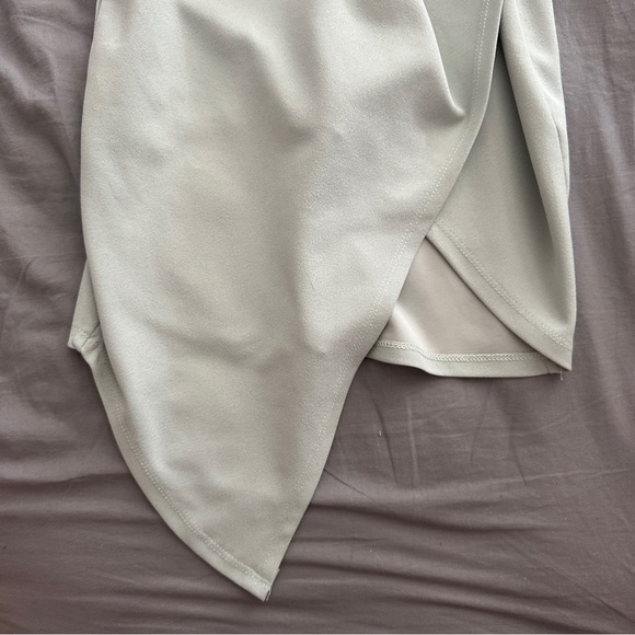 Light green dress - Picture 2 of 4